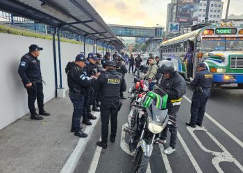 Estas labores incluyen identificación de personas, revisión de documentos y controles vehiculares, principalmente a motociclistas. / Foto: PNC