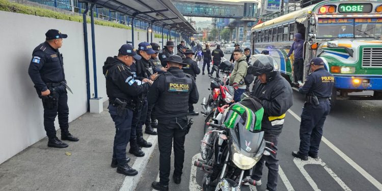 Estas labores incluyen identificación de personas, revisión de documentos y controles vehiculares, principalmente a motociclistas. / Foto: PNC