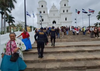 Como parte de la estrategia de seguridad, la PNC realiza operativos de identificación y registro en rutas principales y puestos de control preventivo. / Foto: PNC