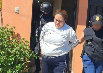 De acuerdo con las autoridades, Leiva Paz cuenta con cuatro órdenes de captura vigentes por seis delitos. / Foto: PNC.