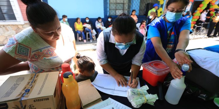 Salud refuerza acciones de vacunación y vigilancia comunitaria ante casos de sarampión en el país. (Foto: MSPAS)