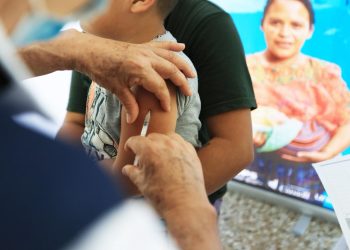 El Ministerio de Salud hace el llamado de verificar el esquema de vacunación y serciorarse de contar con la vacuna contra el sarampión. (Foto: MSPAS)