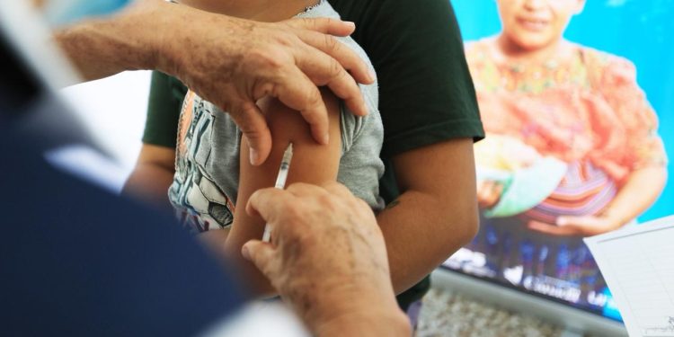 El Ministerio de Salud hace el llamado de verificar el esquema de vacunación y serciorarse de contar con la vacuna contra el sarampión. (Foto: MSPAS)