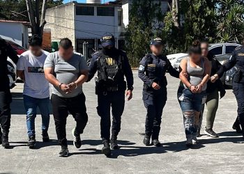 Ante la agresión, los agentes activaron los protocolos de actuación policial y lograron ingresar al inmueble, donde redujeron al orden a los sospechosos. / Foto: PNC