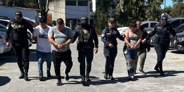 Ante la agresión, los agentes activaron los protocolos de actuación policial y lograron ingresar al inmueble, donde redujeron al orden a los sospechosos. / Foto: PNC