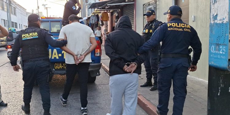 Taxistas piratas capturados. / Foto: PNC