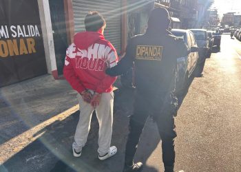 De acuerdo con las autoridades, las capturas se realizaron en seguimiento a diversas investigaciones relacionadas con amenazas dirigidas a comerciantes. / Foto: PNC