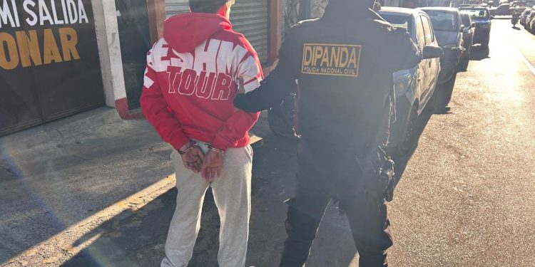 De acuerdo con las autoridades, las capturas se realizaron en seguimiento a diversas investigaciones relacionadas con amenazas dirigidas a comerciantes. / Foto: PNC