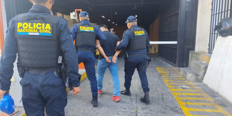 Capturan a guardia del Sistema Penitenciario. / Foto: PNC.