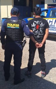 En la aldea San Pablo Las Delicias, San Pedro Jocopilas, Quiché, policías de la comisaría 71 capturan a Juan “N”, de 21 años, sindicado del delito de homicidio en grado de tentativa. / Foto: PNC