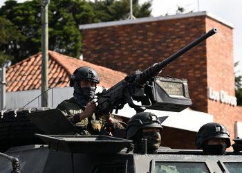 El Ejército desplegó vehículos blindados durante los operativos en la zona 18. / Foto: Byron de la Cruz.