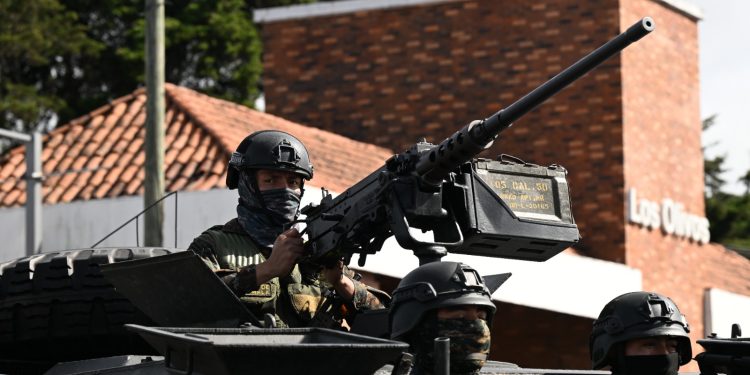 El Ejército desplegó vehículos blindados durante los operativos en la zona 18. / Foto: Byron de la Cruz.