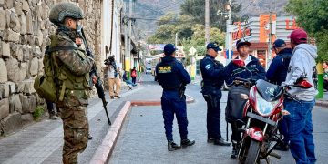 Durante la jornada, se llevaron a cabo patrullajes a pie y a motor, además de la instalación de puestos de control y registro en diferentes puntos del municipio.. / Foto: Ejército