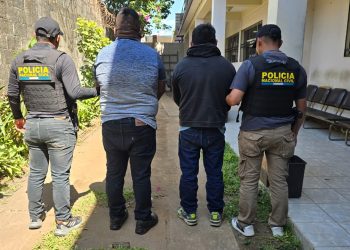 Los detenidos fueron identificados como Miguel “N”, de 31 años, y Marco “N”, de 36, quienes contaban con órdenes de aprehensión vigentes. / Foto: PNC