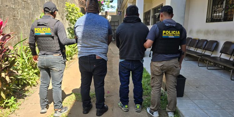 Los detenidos fueron identificados como Miguel “N”, de 31 años, y Marco “N”, de 36, quienes contaban con órdenes de aprehensión vigentes. / Foto: PNC