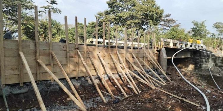 Covial refuerza puente Cantel con muros en los aproches./Foto: Covial.