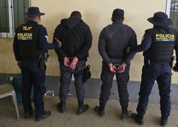Dos guardias del sistema penitenciario capturados. / Foto: PNC.