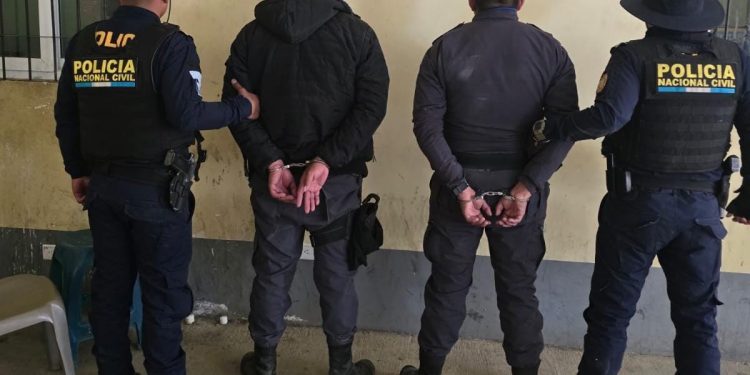 Dos guardias del sistema penitenciario capturados. / Foto: PNC.