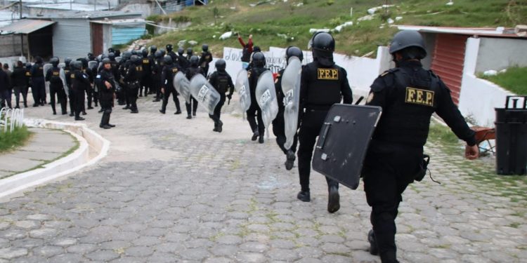 En el operativo participan investigadores de distintas unidades especializadas de la PNC, quienes brindan apoyo directo al Sistema Penitenciario. / Foto: PNC