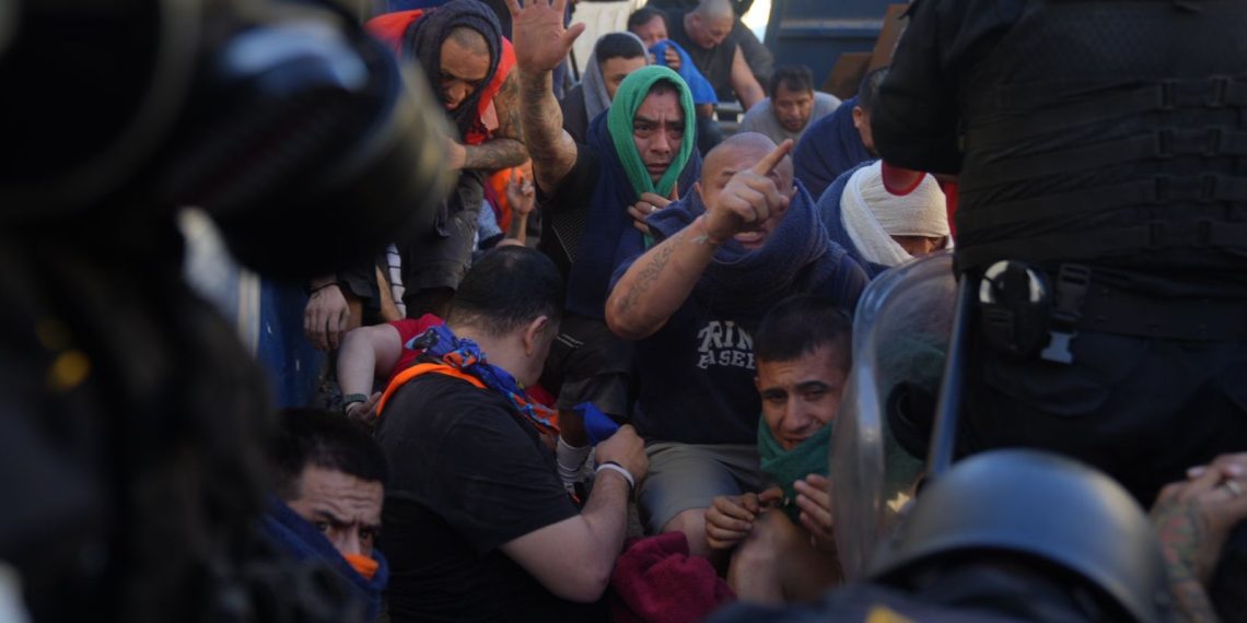 Fuerzas de seguridad liberan a rehenes y retoman el control en cárcel Renovación 1