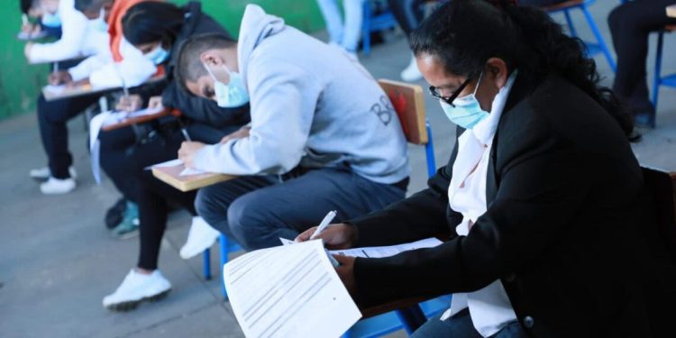 Mineduc tiene como meta brindar atención con programas extraescolares a 182 mil 532 jóvenes y adultos durante el 2026. (Foto: archivo)