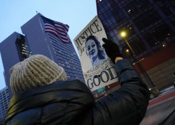 Manifestantes exigen retirada de ICE en Minneapolis exigiendo justicia por Alex Pretti y Renee Good. / Foto: EFE.