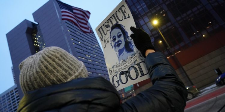 Manifestantes exigen retirada de ICE en Minneapolis exigiendo justicia por Alex Pretti y Renee Good. / Foto: EFE.