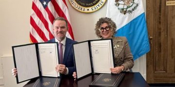 Guatemala y EE. UU. firman acuerdo para que productos guatemaltecos entren con arancel de 0%