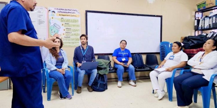 Autoridades del Hospital de San Benito coordinan jornada de cirugías de labio fisurado. (Foto: MSPAS)