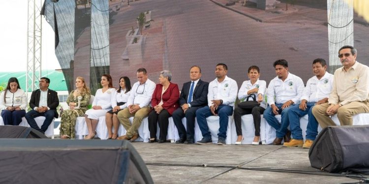 Acto de inauguración del nuevo Palacio Municipal en San José, Petén
