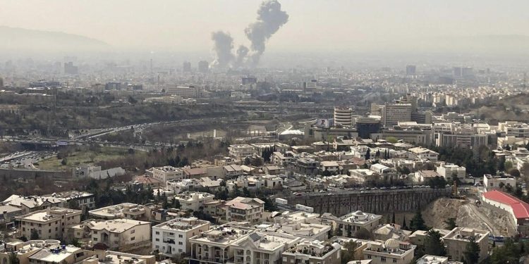 Una columna de humo se eleva en Teherán, Irán, tras un ataque de Israel. / Foto: EFE.