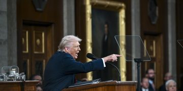 Representantes de la Casa Blanca se pronunciaron sobre las posibilidades del arancel del 15 % anunciado por el presidente Trump. / Foto: EFE.