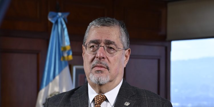 El presidente Bernardo Arévalo envía felicitación a la presidenta electa de Costa Rica Laura Fernández.