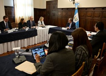 El presidente Bernardo Arévalo, durante la reunión con miembros de la misión de la OEA para la observación de las elecciones de segundo grado.