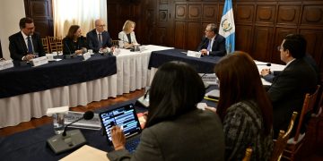 El presidente Bernardo Arévalo, durante la reunión con miembros de la misión de la OEA para la observación de las elecciones de segundo grado.