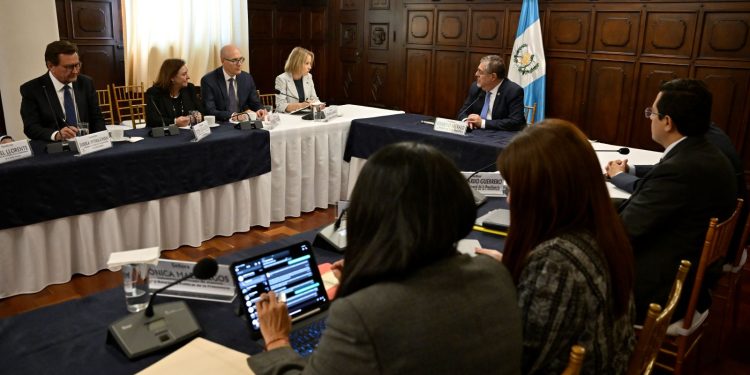 El presidente Bernardo Arévalo, durante la reunión con miembros de la misión de la OEA para la observación de las elecciones de segundo grado.