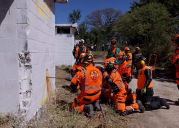 Como parte del Simulacro Nacional de Sismo 2026, socorristas trabajan en el rescate de víctimas en una vivienda con daños estructurales.