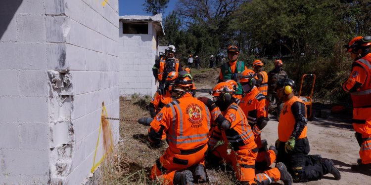 Como parte del Simulacro Nacional de Sismo 2026, socorristas trabajan en el rescate de víctimas en una vivienda con daños estructurales.