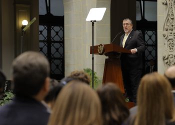 El presidente Bernardo Arévalo, durante el acto por el segundo aniversario de la Comisión Nacional contra la Corrupción.