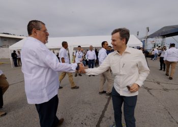 El presidente Bernardo Arévalo saluda al encargado de negocios de la Embajada de Estados Unidos, John Barrett, durante el acto del miércoles en el puerto Santo Tomás de Castilla.
