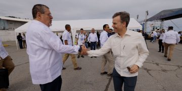 El presidente Bernardo Arévalo saluda al encargado de negocios de la Embajada de Estados Unidos, John Barrett, durante el acto del miércoles en el puerto Santo Tomás de Castilla.