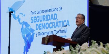 El presidente Bernardo Arévalo, durante su participación en el Foro Latinomericano de Seguridad Democrática y Gobernanza Territorial.
