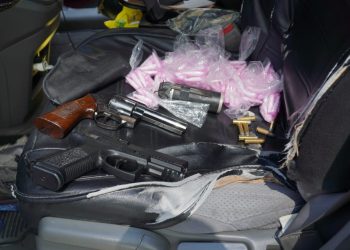 Armas, drogas y objetos que pareja transportaba en la camioneta en la que se conducían.