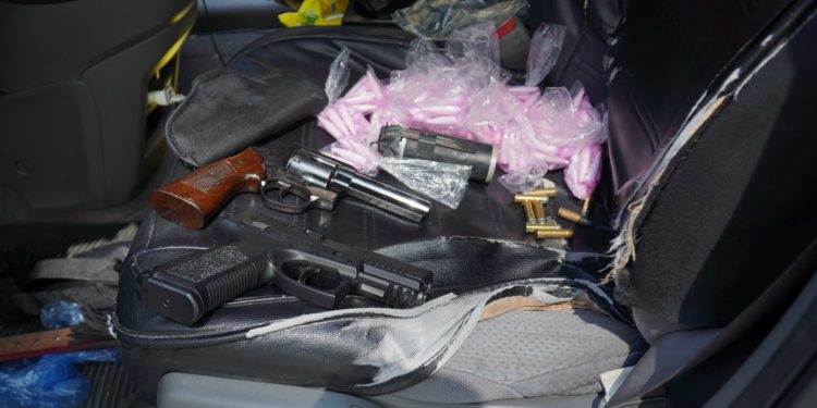 Armas, drogas y objetos que pareja transportaba en la camioneta en la que se conducían.