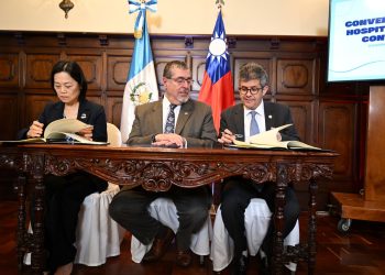 La embajadora de la República de China (Taiwán), el presidente Bernardo Arévalo, y el ministro de Salud, durante la firma de convenio para la construcción del hospital contra el cáncer.