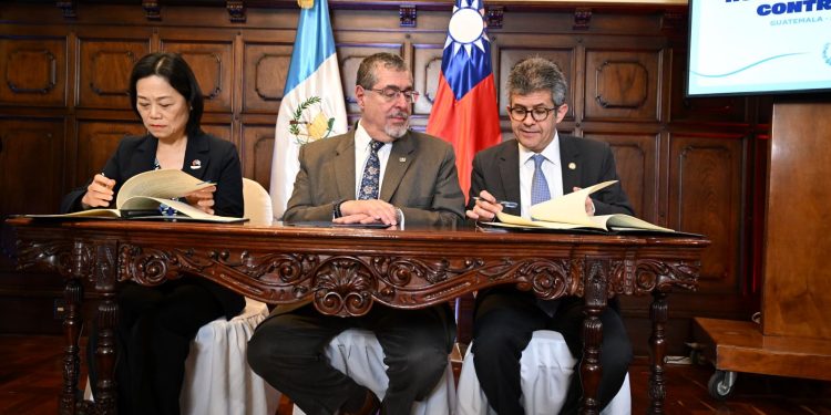 La embajadora de la República de China (Taiwán), el presidente Bernardo Arévalo, y el ministro de Salud, durante la firma de convenio para la construcción del hospital contra el cáncer.