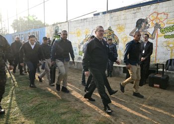 El presidente Bernardo Arévalo hace un recorrido por calles de las colonias Alameda, zona 18, al implementar la Operación Centinela Metropolitana.