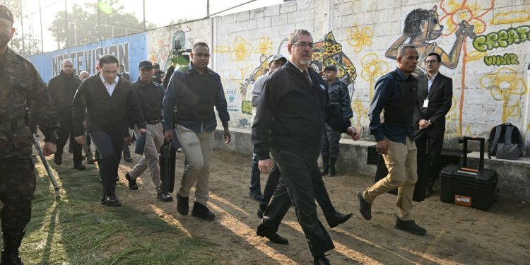 El presidente Bernardo Arévalo hace un recorrido por calles de las colonias Alameda, zona 18, al implementar la Operación Centinela Metropolitana.