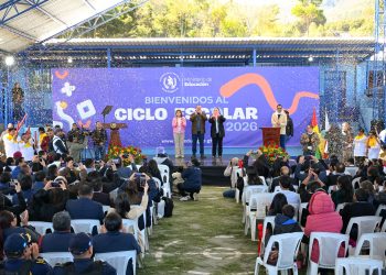 El presidente Bernardo Arévalo, la vicepresidenta Karin Herrera y la ministra de Educación, Anabella Giracca, durante la inauguración del ciclo escolar 2026, en San Marcos.