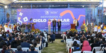 El presidente Bernardo Arévalo, la vicepresidenta Karin Herrera y la ministra de Educación, Anabella Giracca, durante la inauguración del ciclo escolar 2026, en San Marcos.